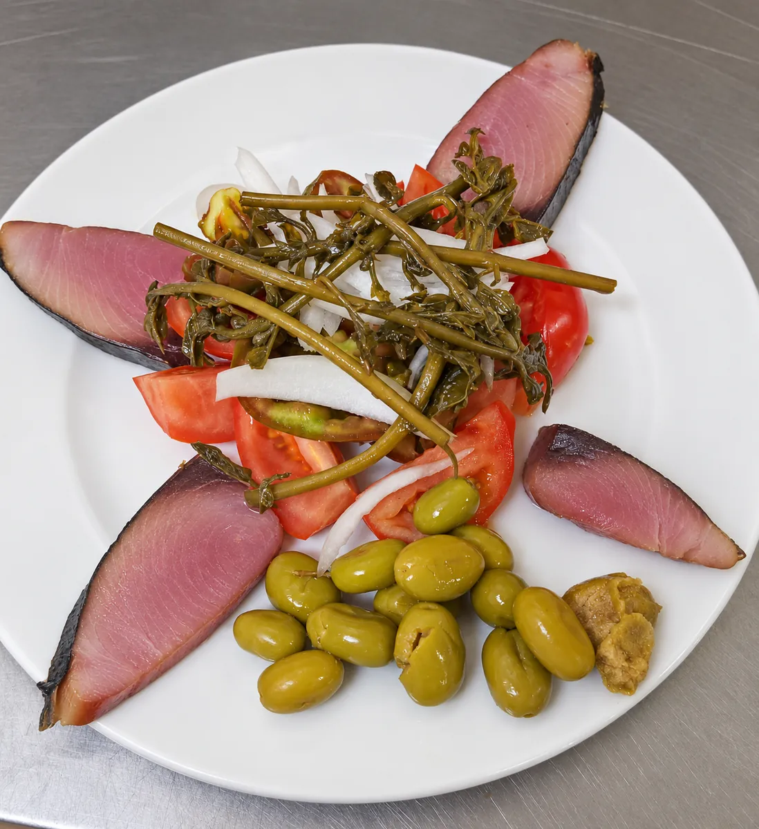 Mojama con tomate, cebolla y tallos en Bar La Betty