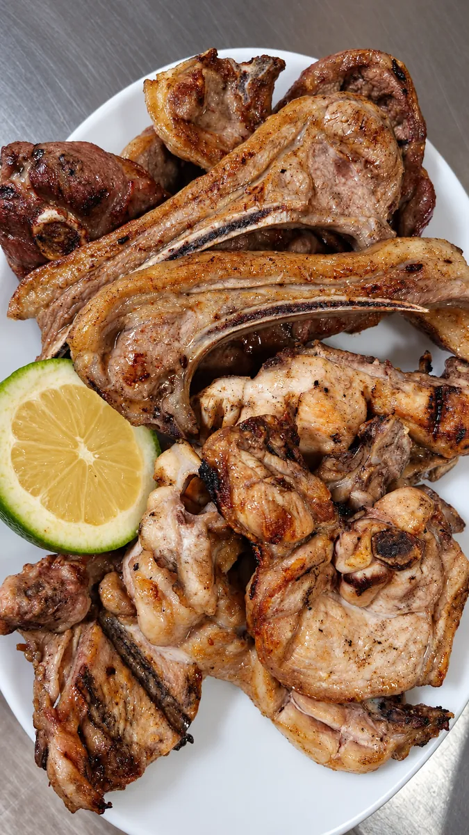 Parrillada de cordero y pollo a la brasa con limón en Bar La Betty