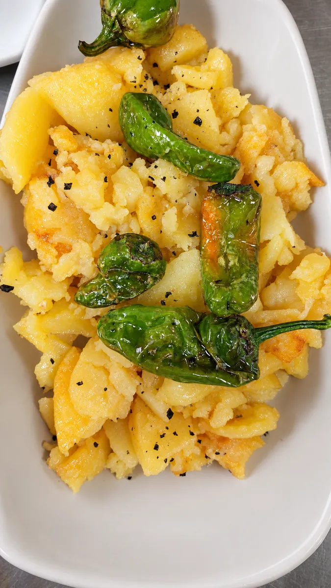 Patatas al montón con pimientos de Padrón en Bar La Betty