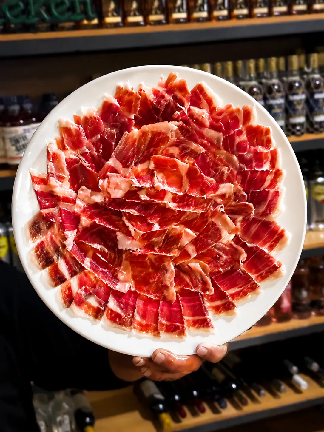 Plato de jamón ibérico servido en Bar La Betty