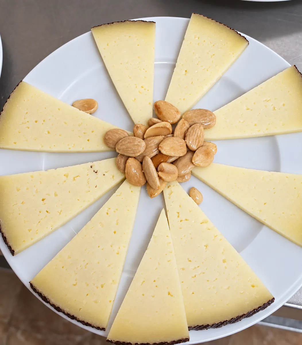 Tabla de queso curado con almendras en Bar La Betty